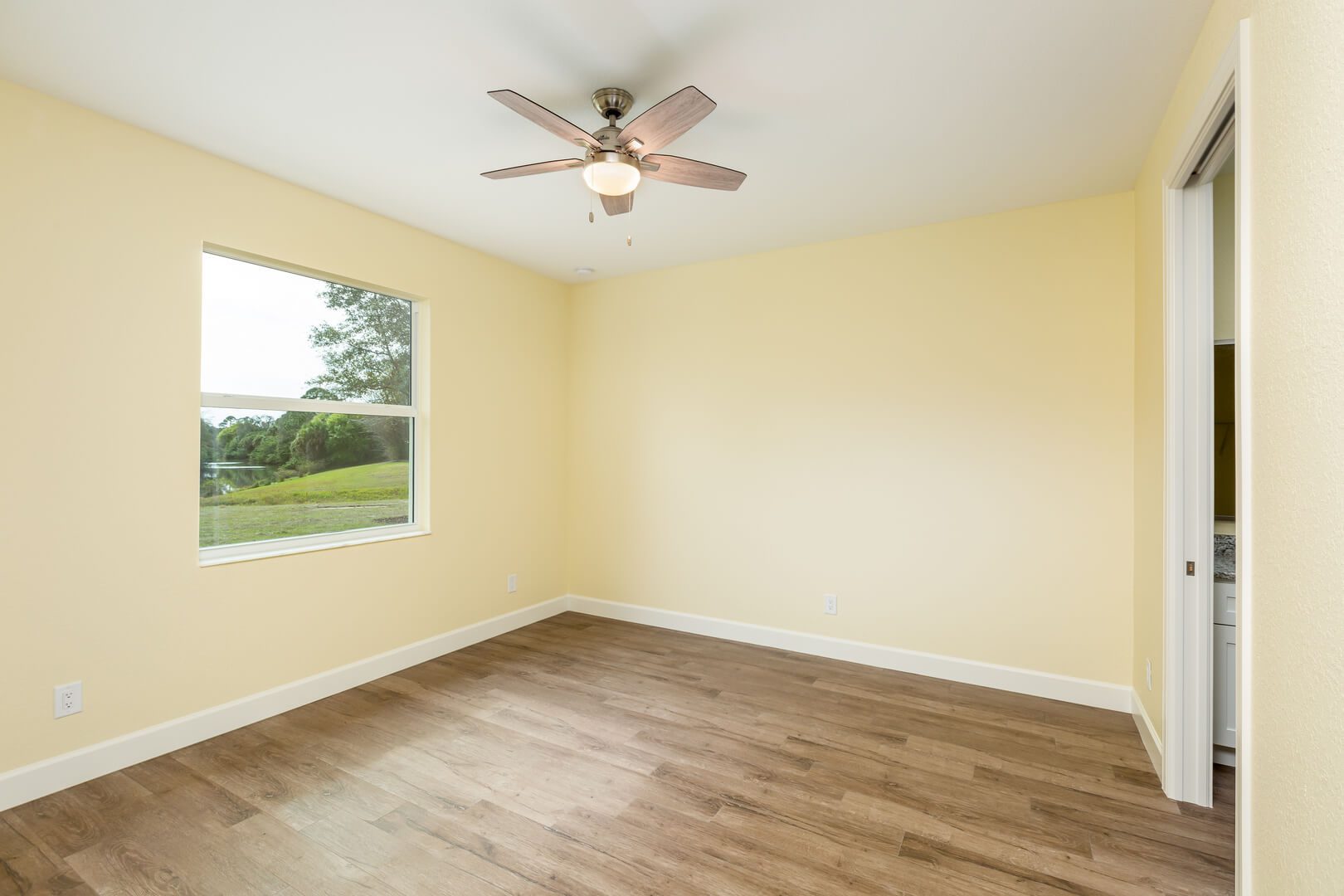 empty room with ceiling fan